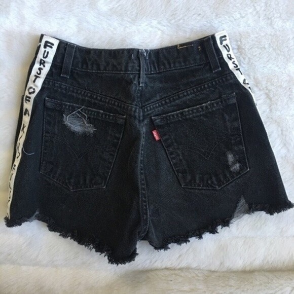 VINTAGE Levi’s Shorts - Picture 2 of 5